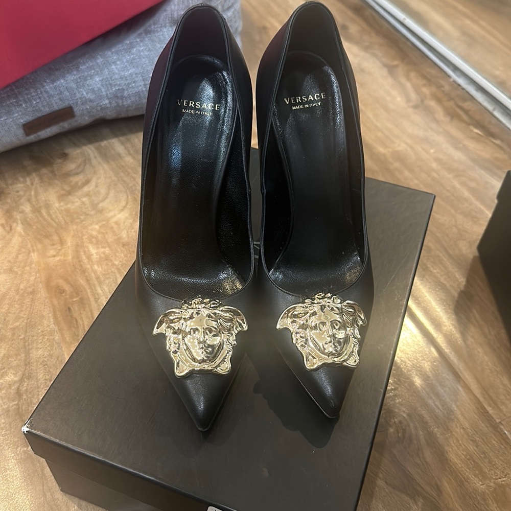 Versace Medusa head black pumps